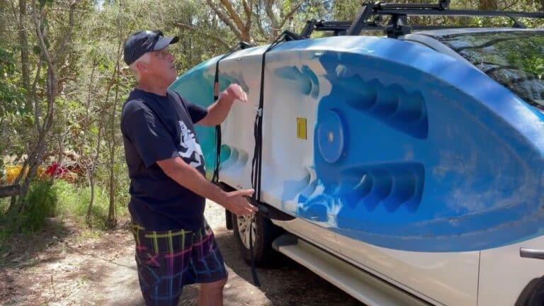 Tying a two-person blue kayak to the Thule Hullavator