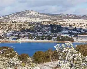 Jindabyne town and Lake Jindabyne in the Snowy Mountains