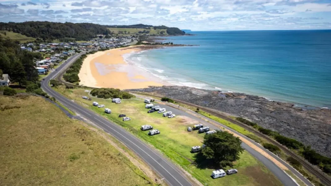 tasmania-central-coast-freedom-camping Caravans and motorhomes parked at a coastal freedom camping area on Tasmania’s Central Coast