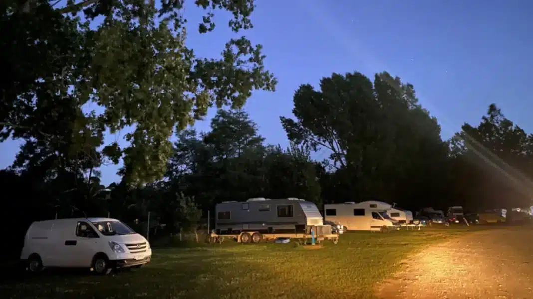 tasmania-freedom-camping-caravans-night Caravans and campervans parked at a freedom camping area in Tasmania