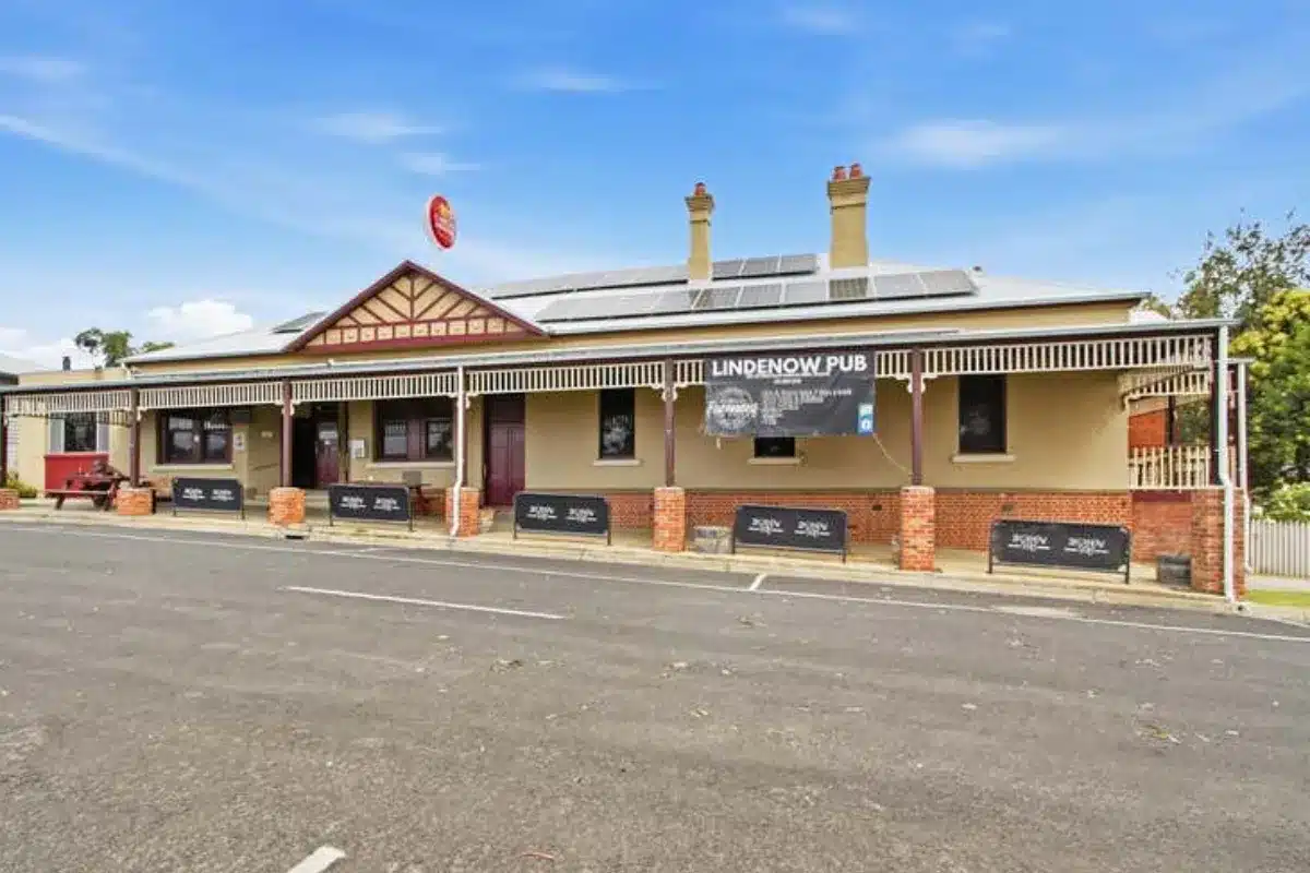 lendenow farmers home hotel, with blue sky, best pub parma in victoria