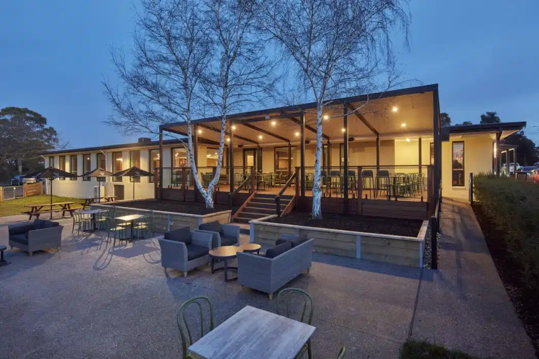 mount-macedon-villiage-hotel-outdoor-area