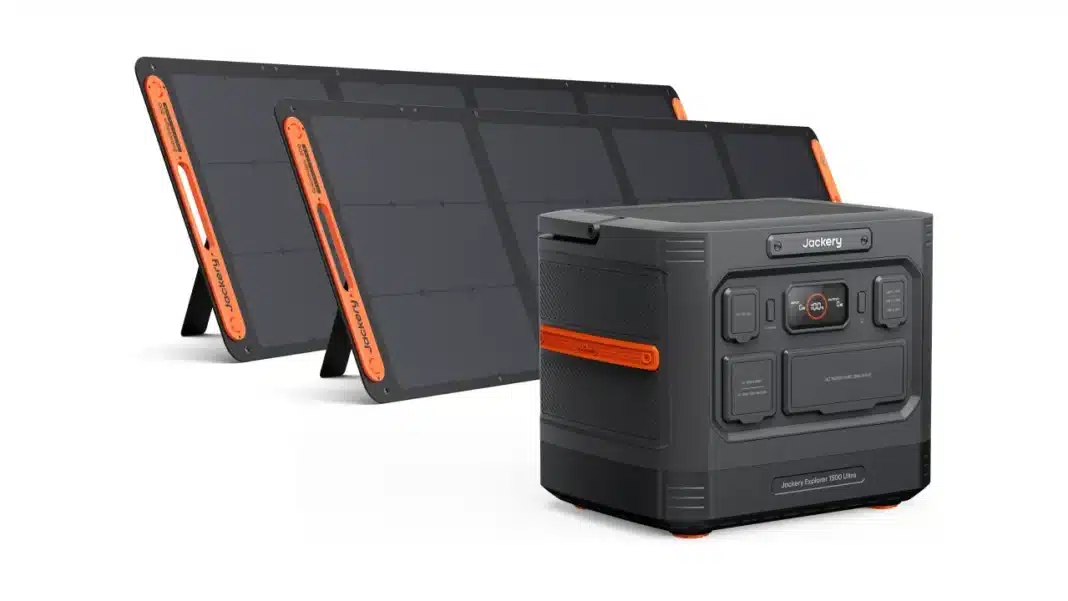Jackery Explorer 1500 Ultra power station in front of two folding SolarSaga 200W solar panels